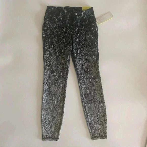 NWT All in Motion High Rise 7/8 Legging Black & White Patterned Size Small - Picture 4 of 8